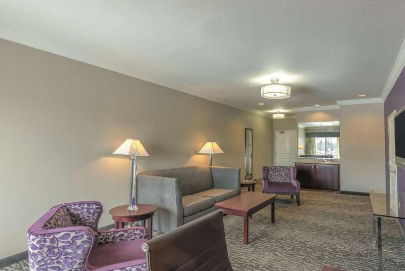 La Quinta Inn & Suites By Wyndham Loveland Estes Park Bagian luar foto